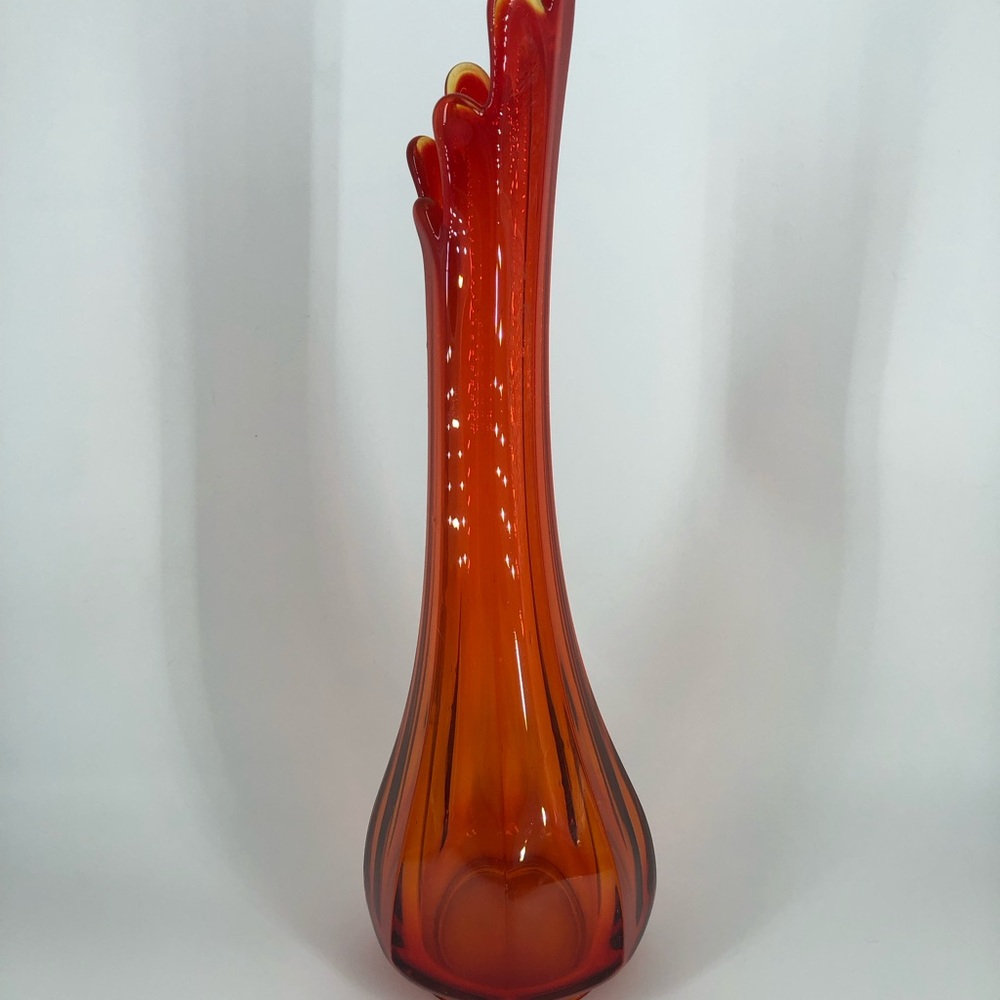 Vintage LE Smith Amberina Swung Glass Vase - Picture 4 of 10